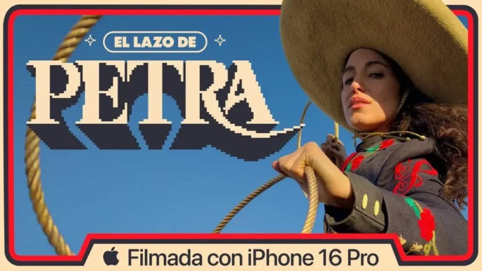 Mulher com laço e chapéu típico, céu azul.