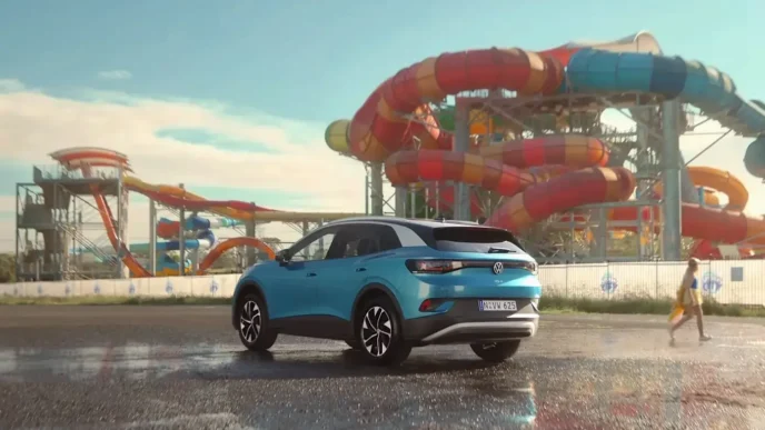 SUV azul estacionado em frente ao parque aquático.