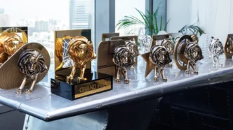 Estatuetas de leão em exibição em escritório moderno.