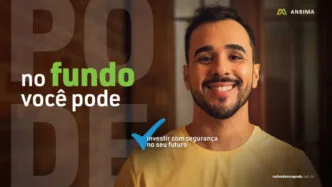 Homem sorridente, texto sobre investimento seguro.