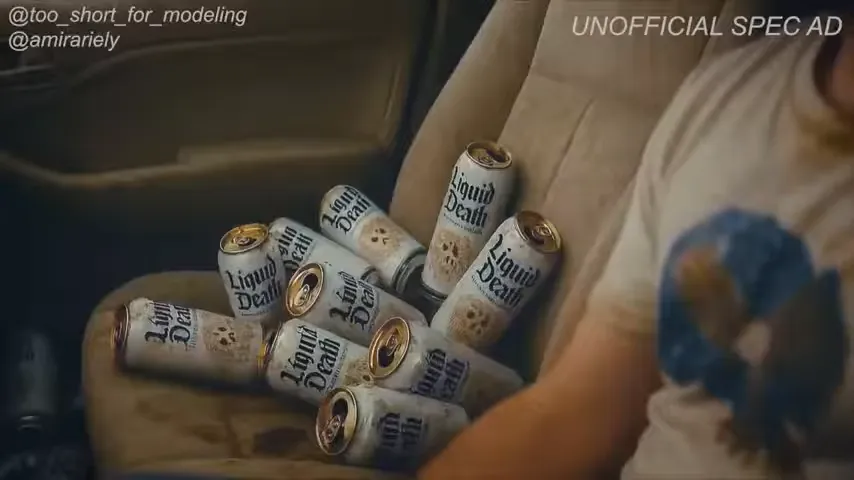 Latas de Liquid Death em assento de carro.