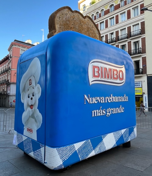 Escultura torradeira gigante com pão Bimbo em Madrid.