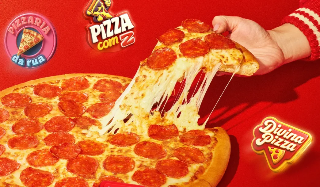 Pizza de pepperoni com queijo derretido sendo servida.