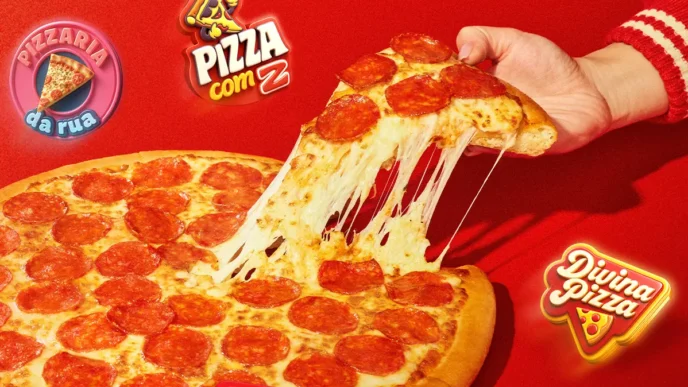 Pizza de pepperoni com queijo derretido sendo servida.