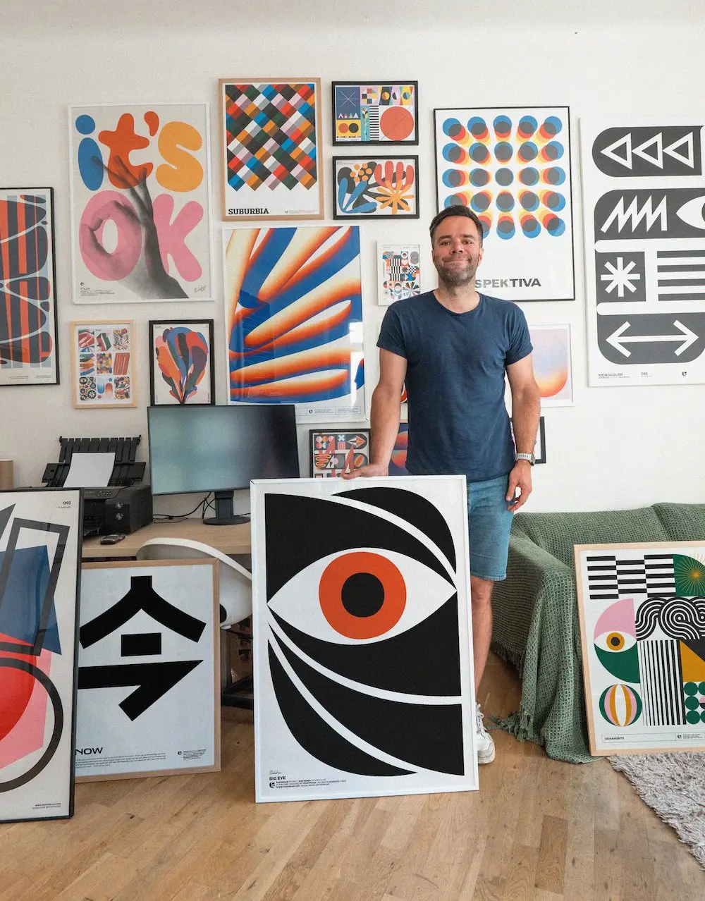 Homem com arte decorativa na parede