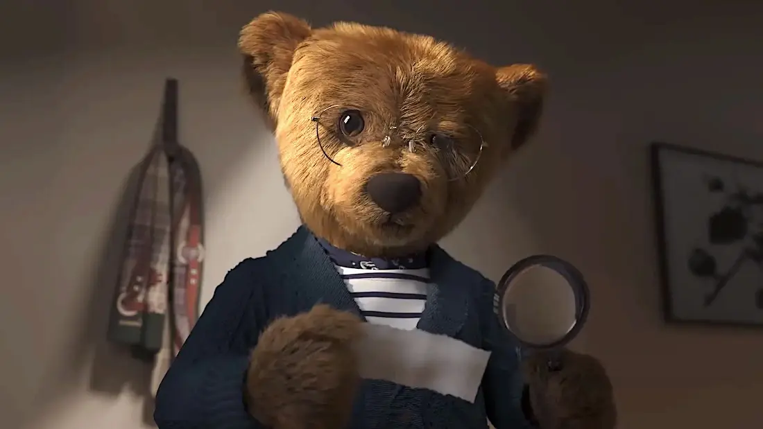 Urso detetive com lupa e carta, ambiente interno.