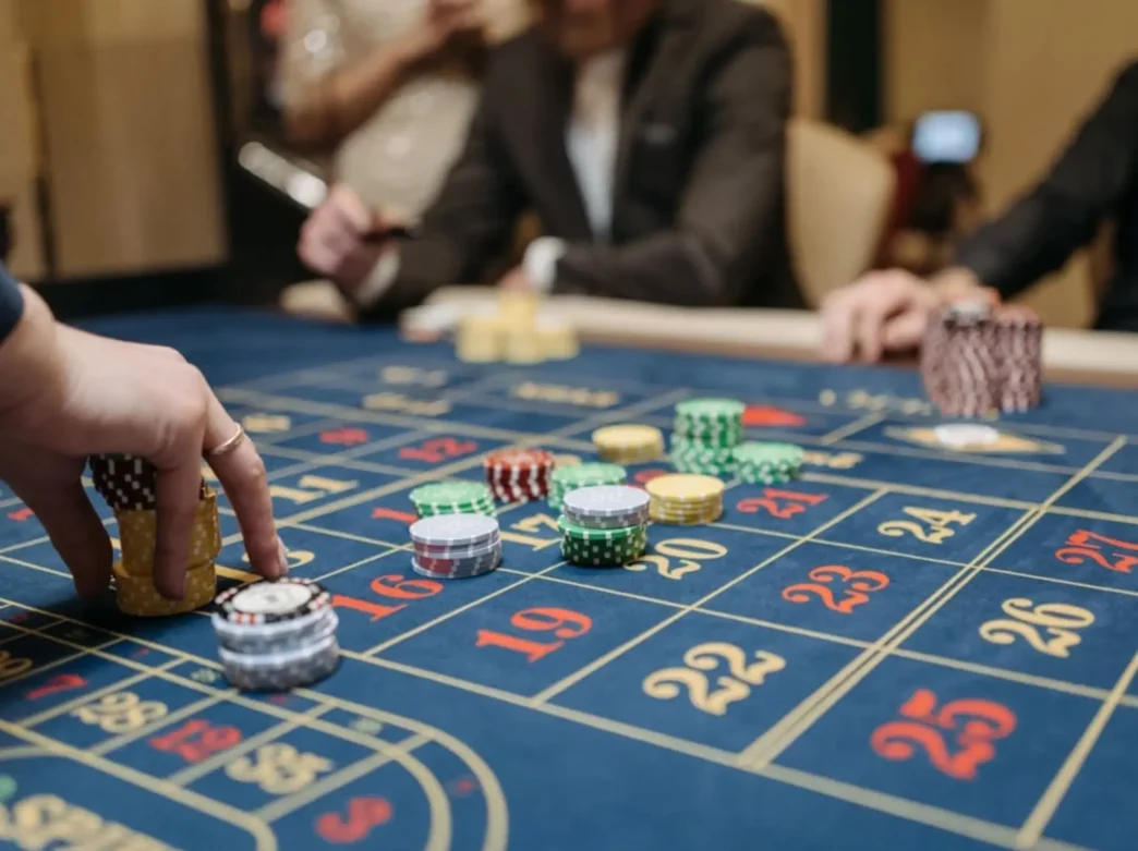 Mesa de roleta com fichas de cassino.