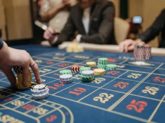 Mesa de roleta com fichas de cassino.