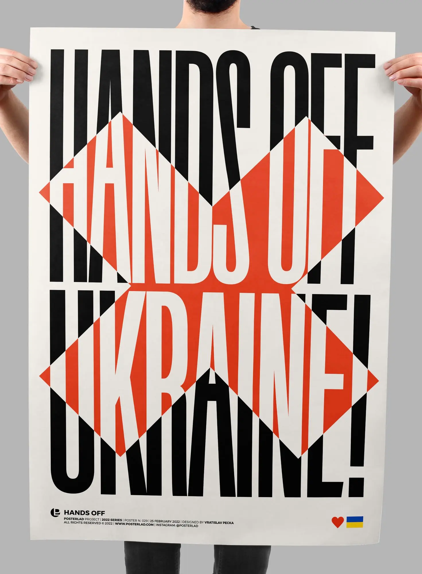 Cartaz com mensagem: Mãos fora da Ucrânia.