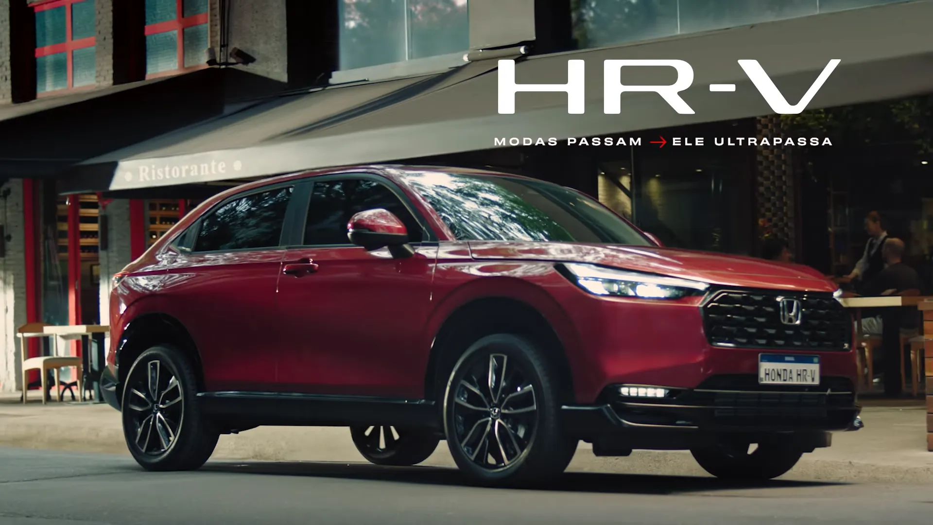 Carro Honda HR-V vermelho na rua urbana.