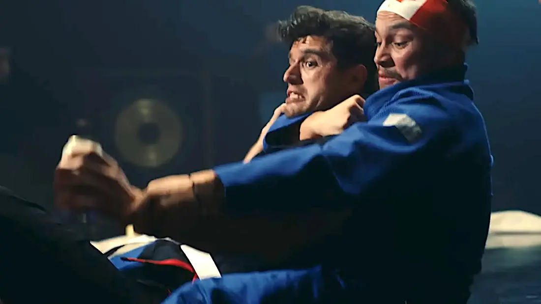 Dois homens treinando jiu-jitsu no tatame