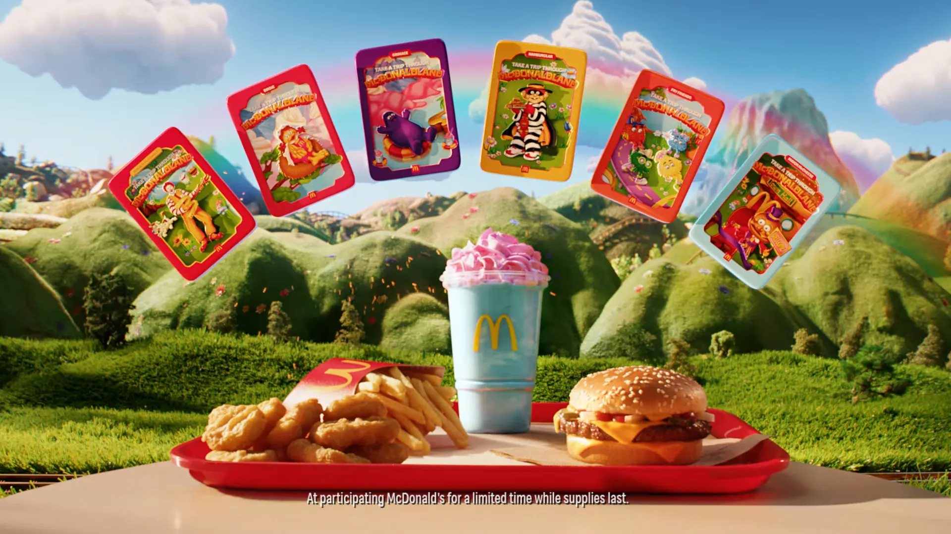 Combo McDonald's com brinquedos McDonaldland ao fundo.