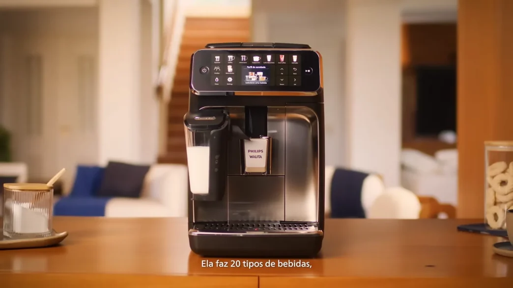 Cafeteira moderna na bancada da cozinha.