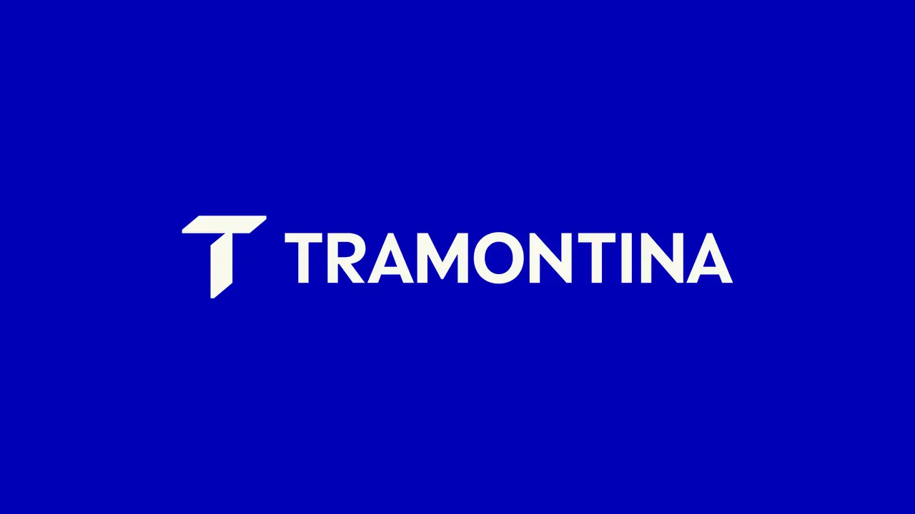 Logo da marca Tramontina sobre fundo azul.