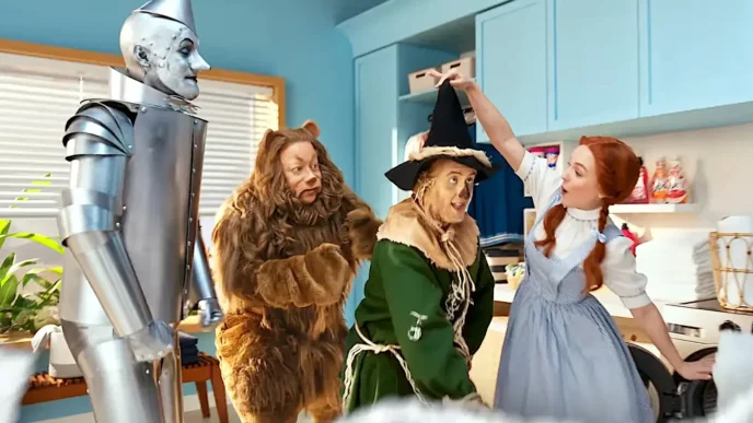 Quatro personagens em uma cozinha temática.