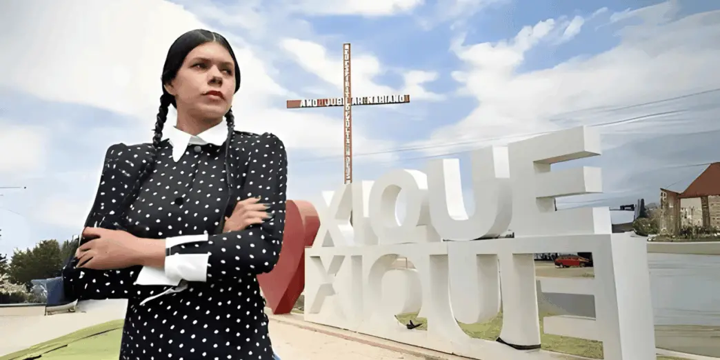 Mulher em traje formal perto de estrutura gigante.