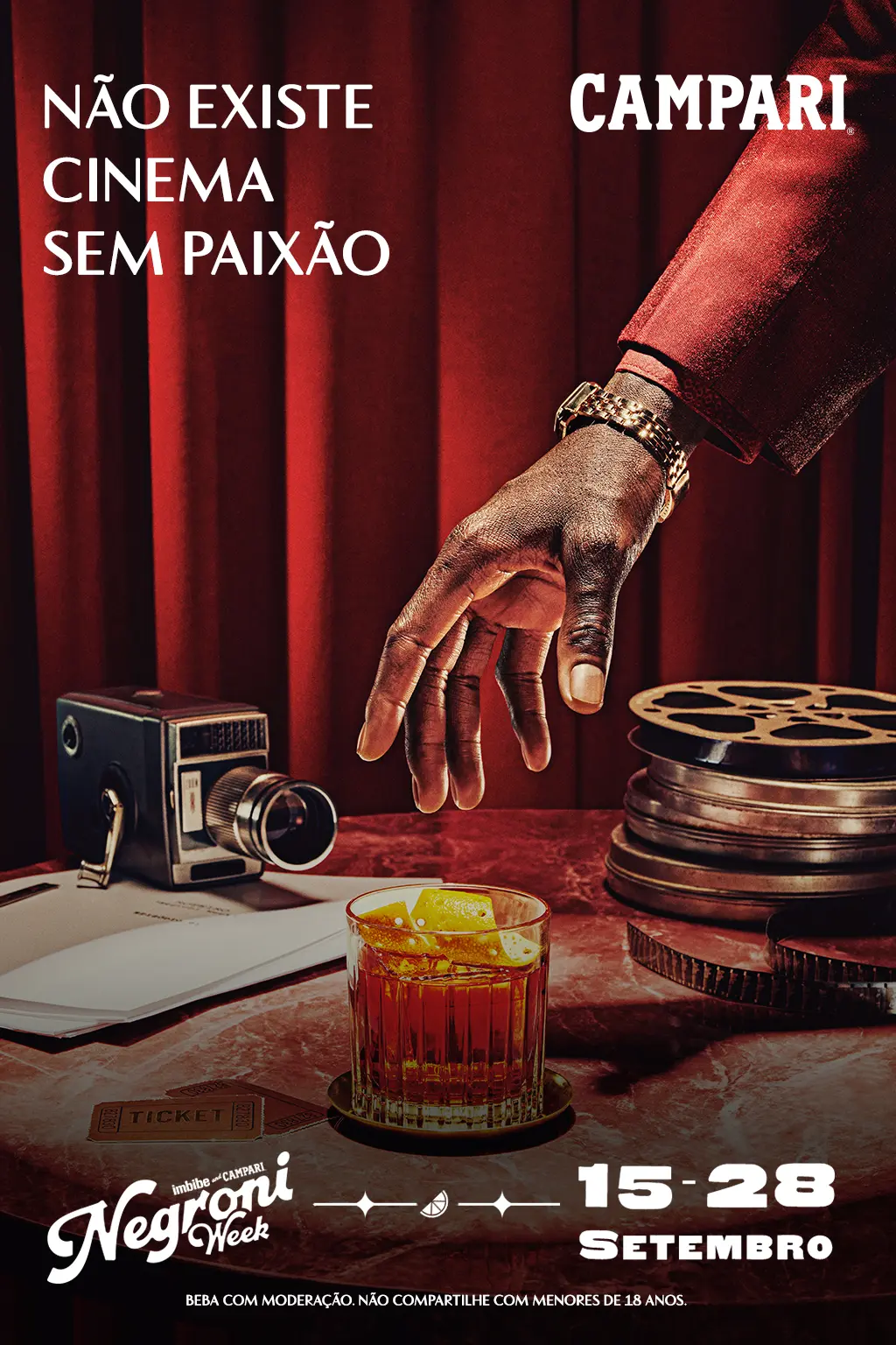 Propaganda Campari com câmera e bebida.