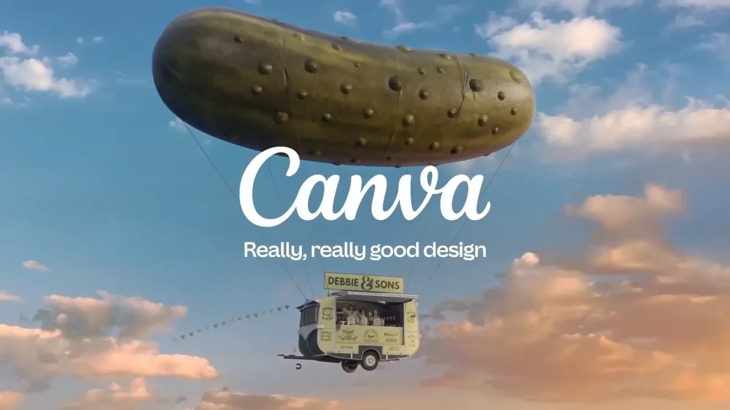 Dirigível em forma de picles com trailer voador.