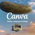 Dirigível em forma de picles com trailer voador.