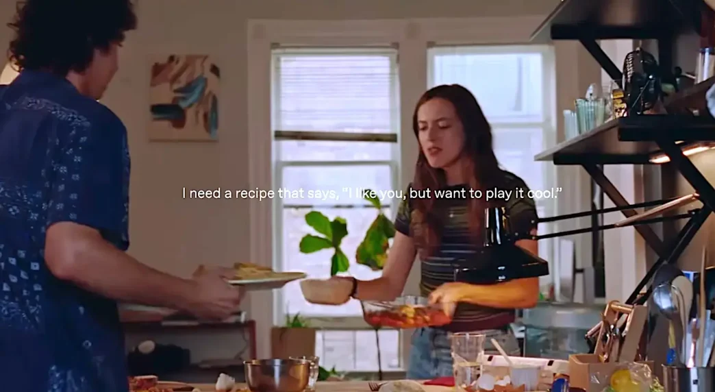 Pessoas cozinhando em cozinha moderna com receitas criativas.