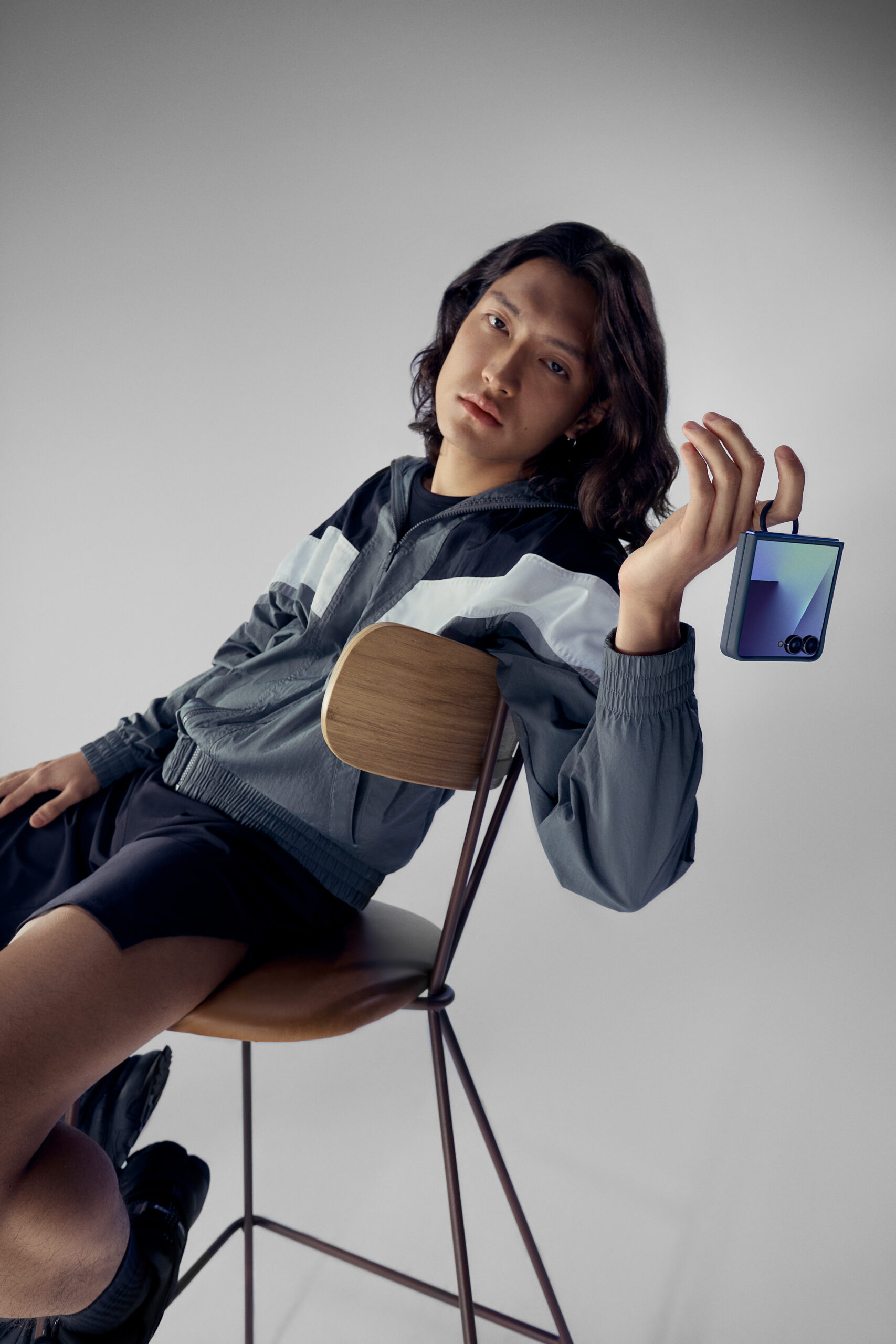 Pessoa segurando smartphone dobrável moderno em cadeira