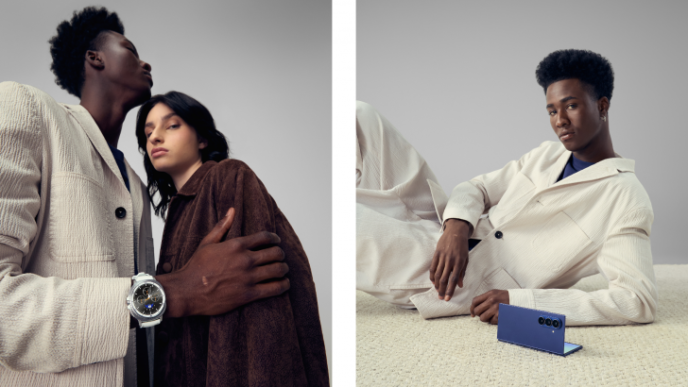 Modelos em ternos, relógio e smartphone moderno.