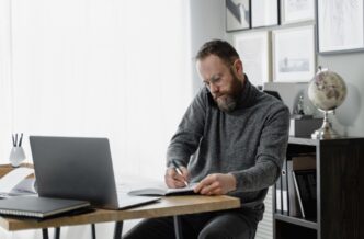 Homem trabalhando em escritório moderno.