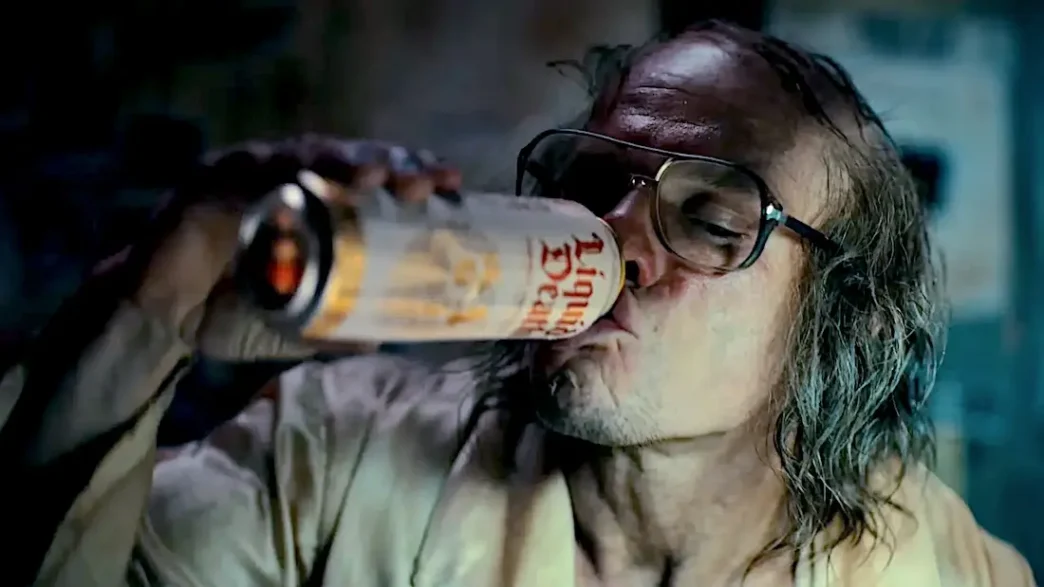 Homem bebendo de uma lata.