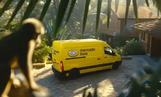 Van amarela Mercado Livre em frente a casa