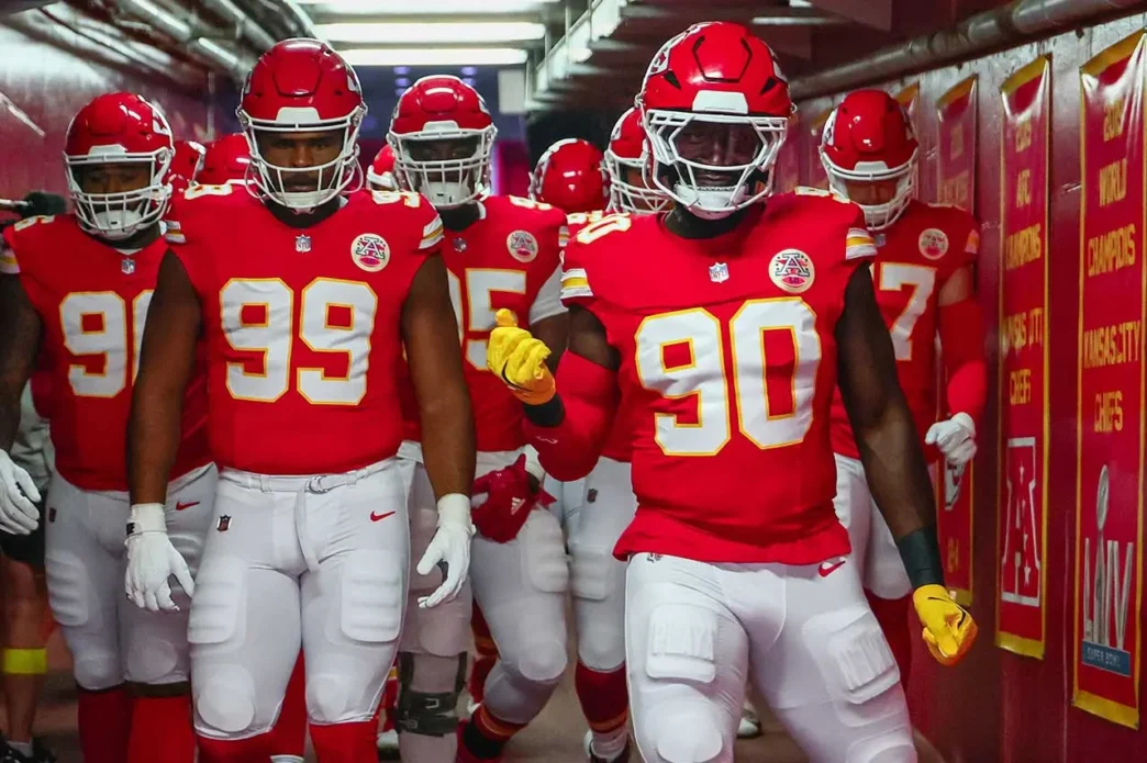 Jogadores de futebol americano entrando em campo.