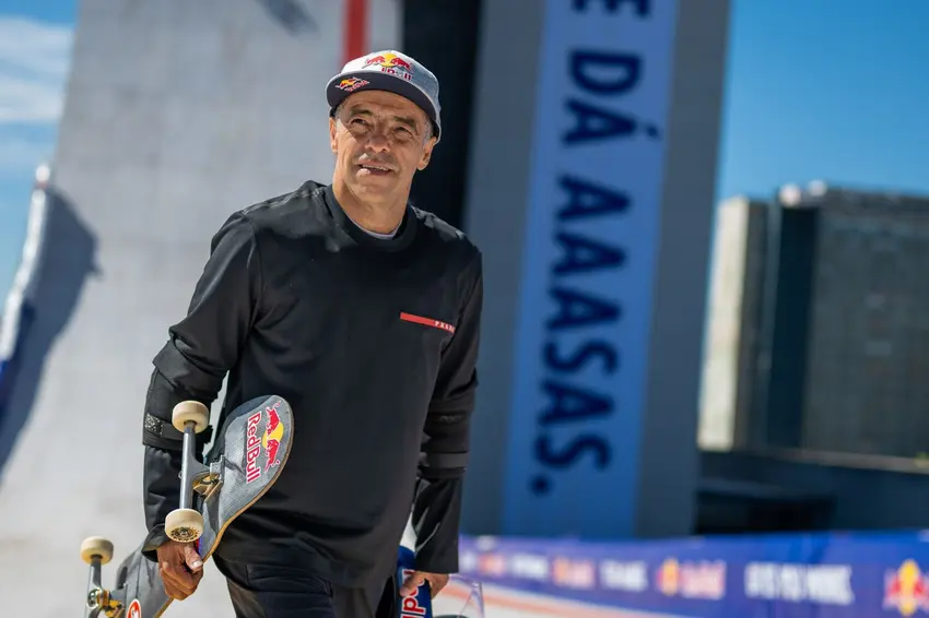 Skatista com skate em pista da Red Bull.