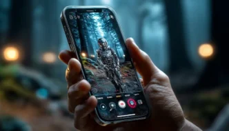 Pessoa segurando smartphone com imagem futurista na tela.