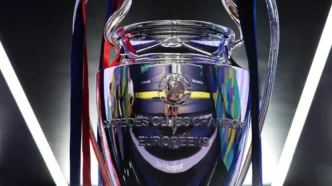 Troféu Liga dos Campeões da UEFA reluzente.