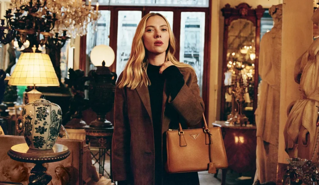 Mulher segurando bolsa em loja de antiguidades elegante.