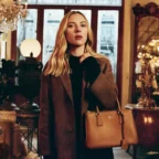 Mulher segurando bolsa em loja de antiguidades elegante.
