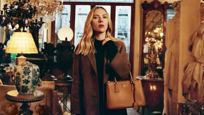 Mulher segurando bolsa em loja de antiguidades elegante.