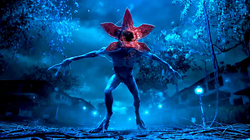 Monstro com cabeça de flor em floresta à noite.