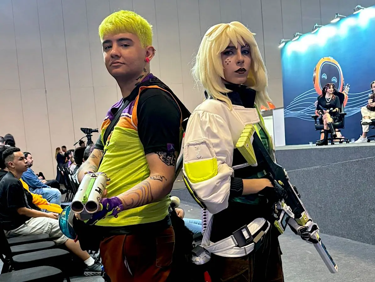 Cosplayers posam em evento de convenção anime.