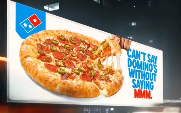 Pizza apetitosa com pepperoni e jalapeños no outdoor.