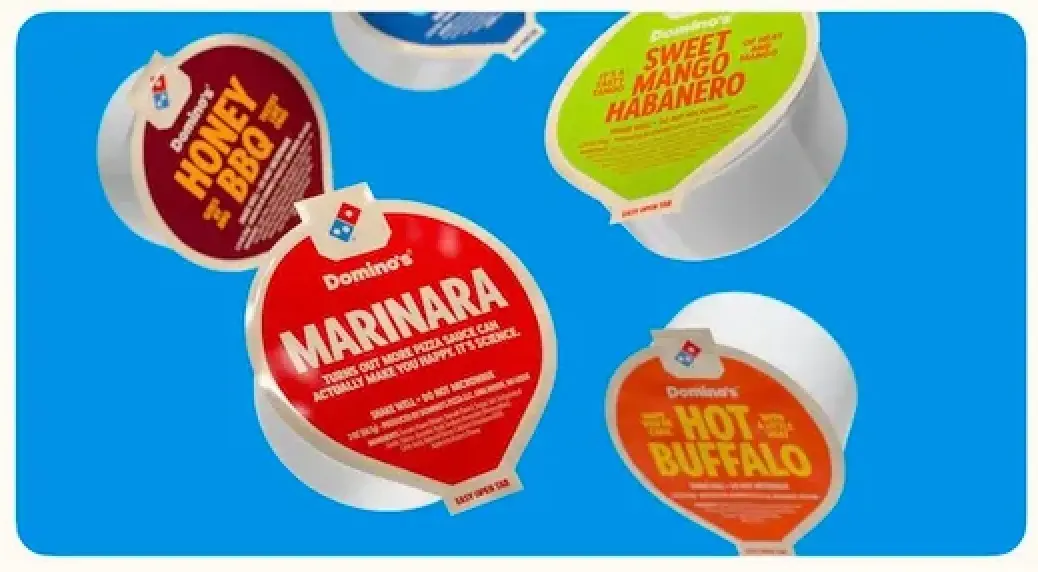 Molhos diversos em embalagens, incluindo marinara.