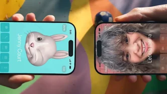 Duas mãos segurando celulares com contatos visíveis.