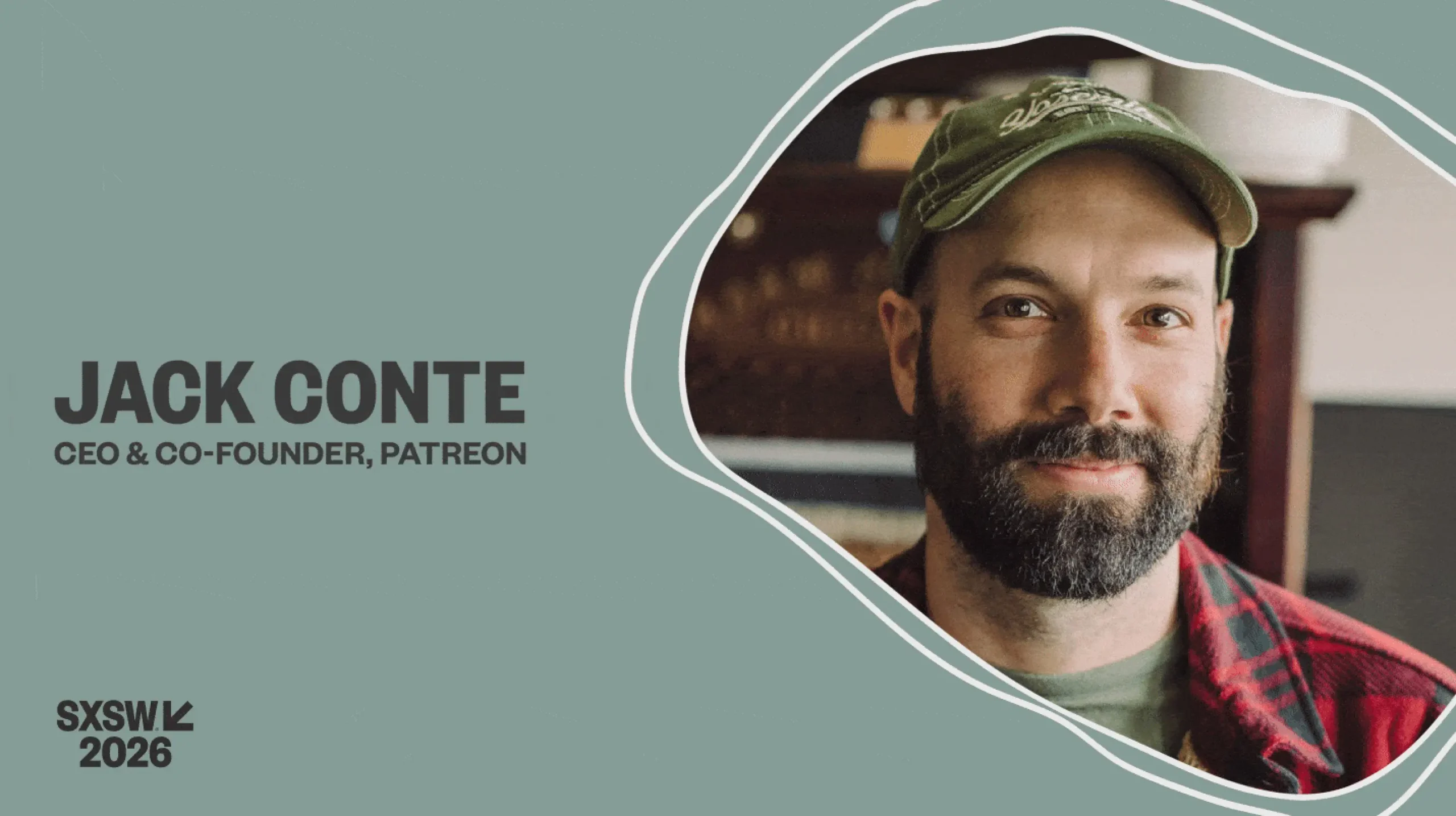 Homem barbudo com boné, fundo verde.