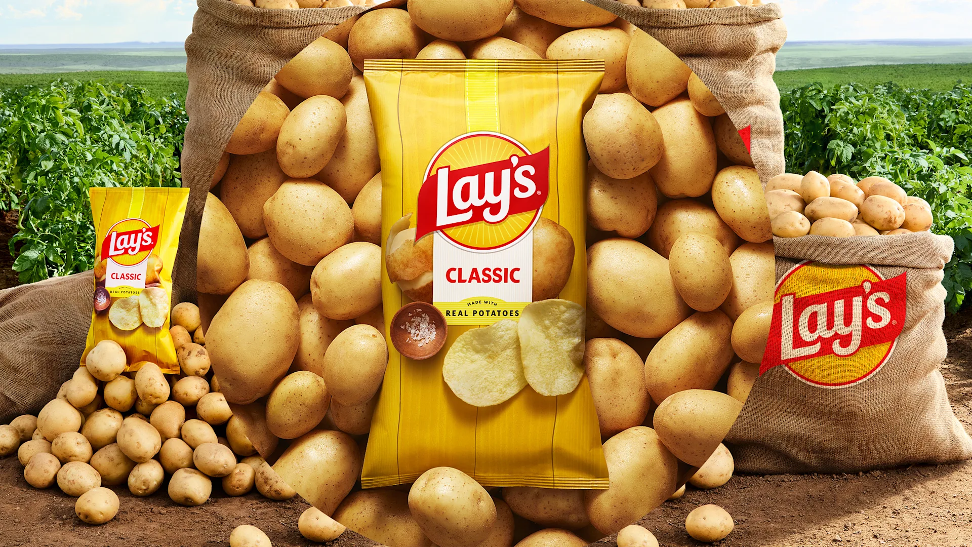 Pacote de batatas Lay's Classic com batatas ao redor.