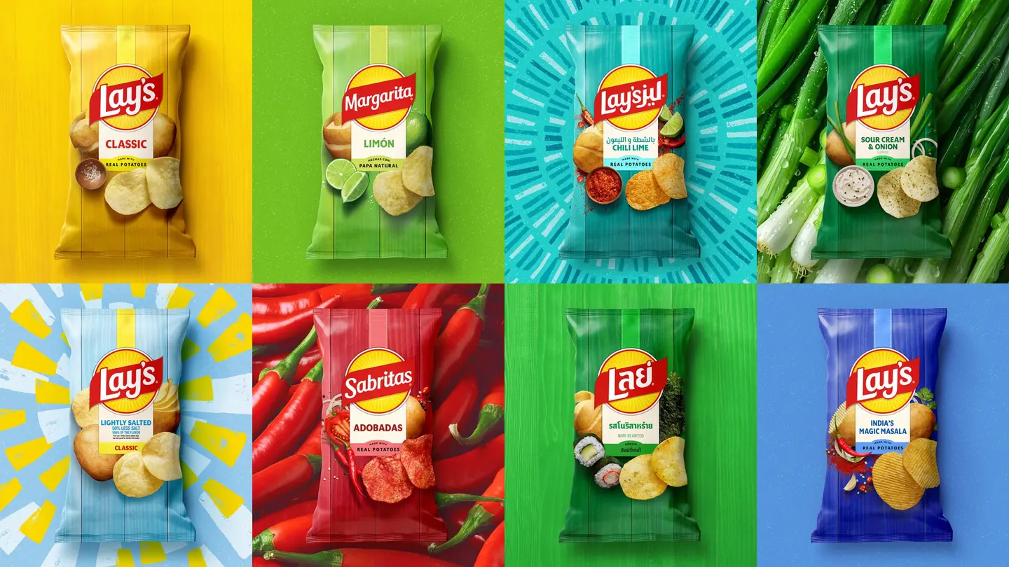 Variedade de embalagens de batatas Lay's de diferentes sabores.