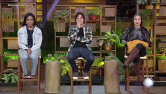 Participantes sentados em um programa de televisão ao vivo.