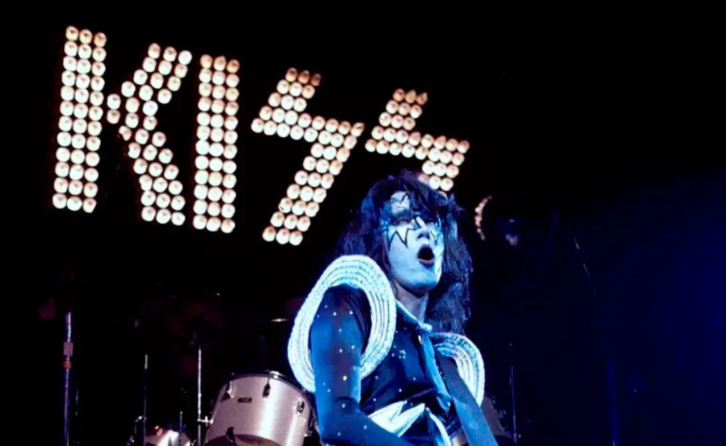 Banda de rock Kiss em apresentação ao vivo.