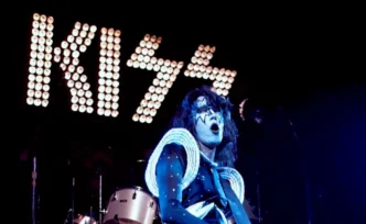 Banda de rock Kiss em apresentação ao vivo.