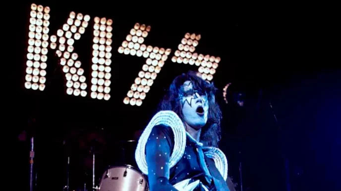 Banda de rock Kiss em apresentação ao vivo.