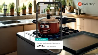 Panela de pressão vermelha com rosto animado na cozinha.