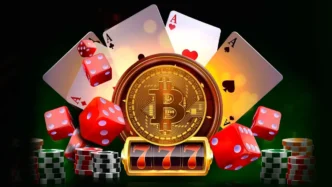 Cartas, dados, fichas, símbolo Bitcoin, 777 slot.